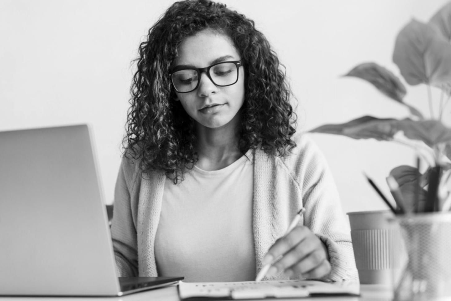 Estudiantes trabajando en ejercicios de planificación financiera